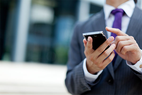 スマートフォンで連絡を取る手元