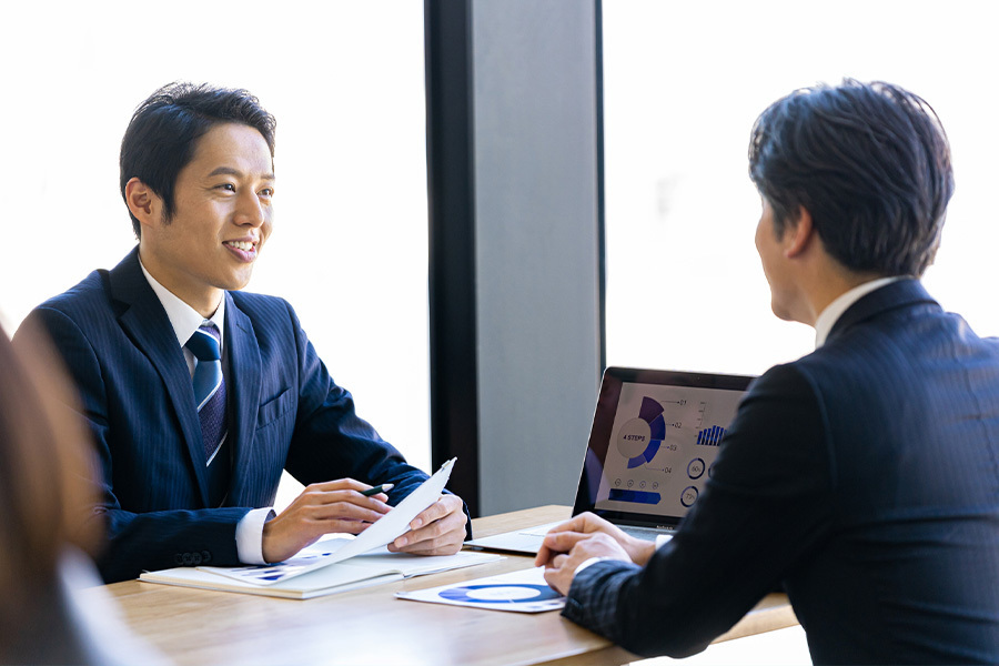 経営者の相談を受ける様子